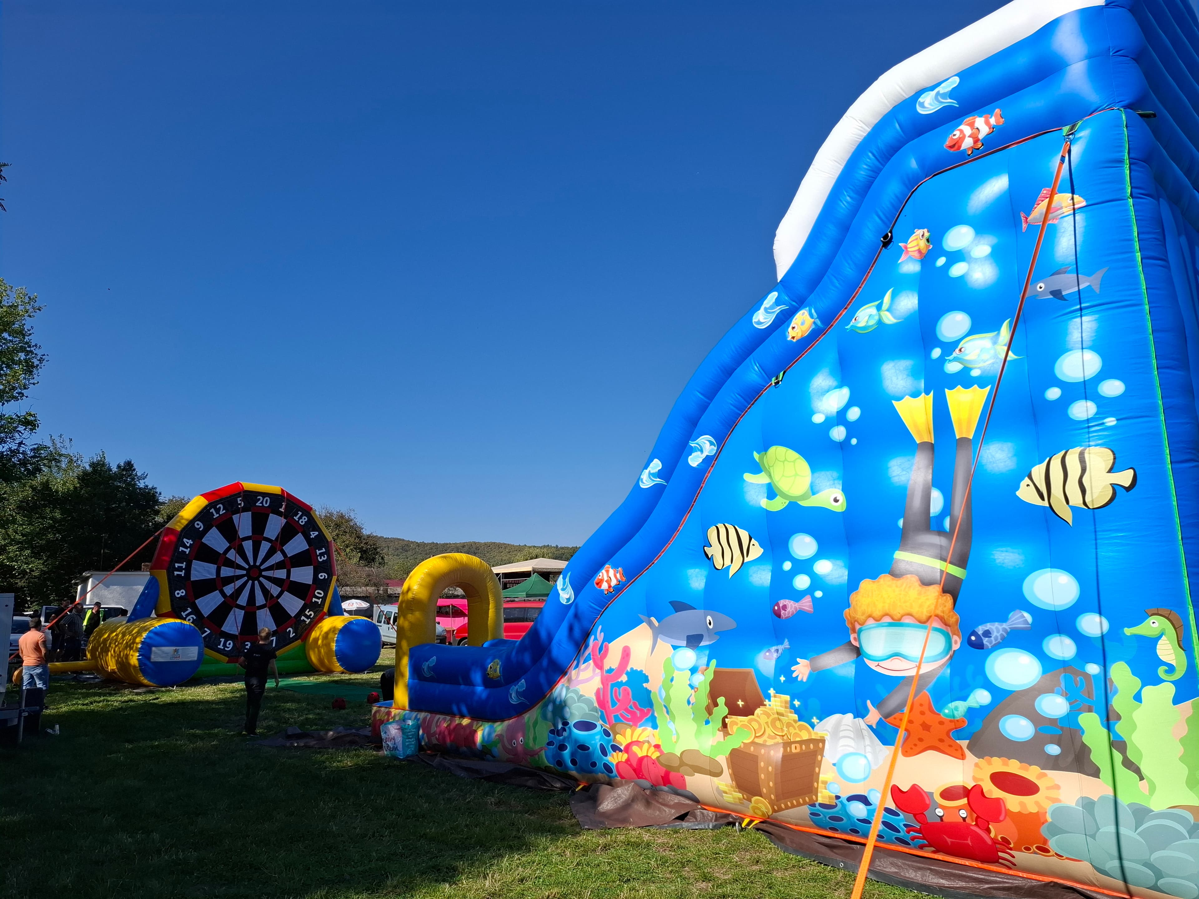 Hullámcsúszdás ugrálóvár születésnapi bulin