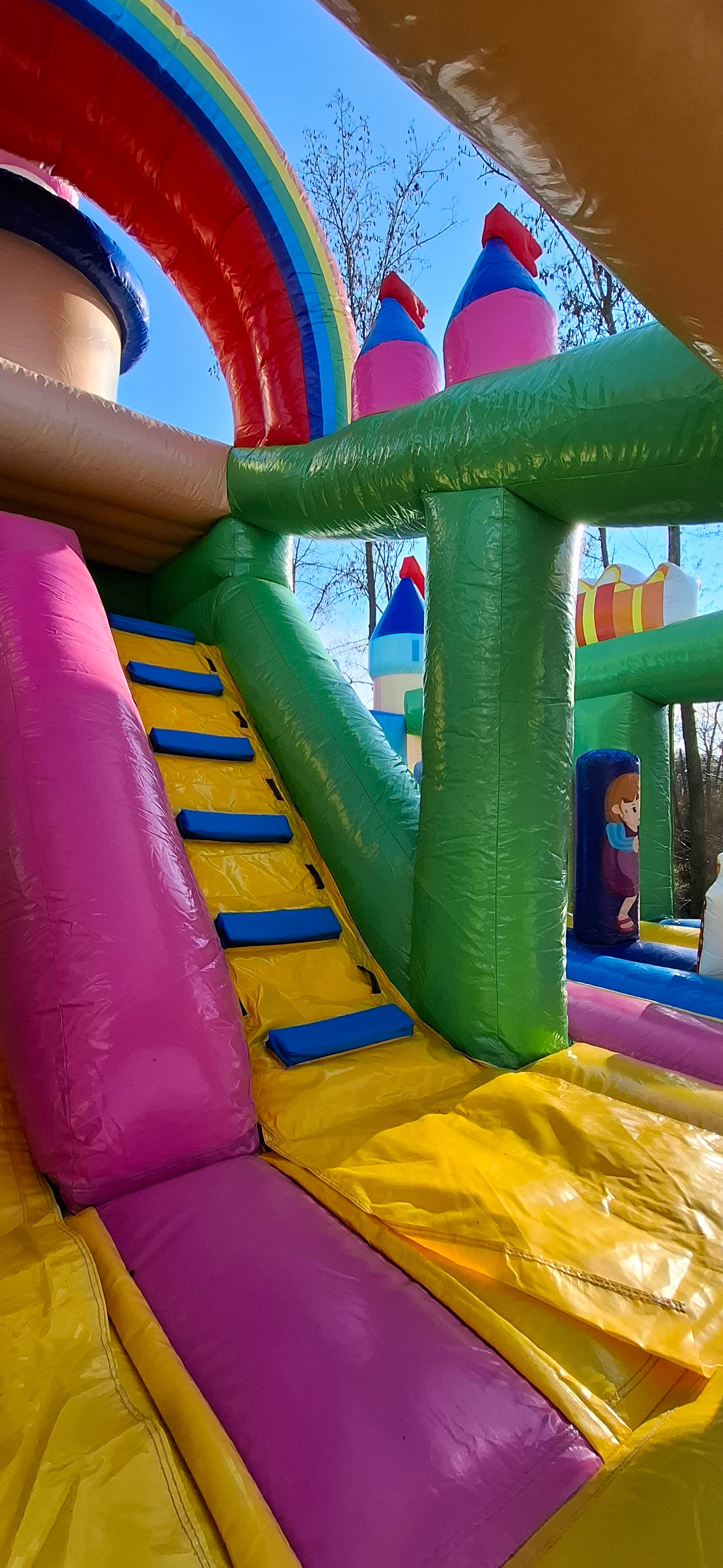 Szivárványos Kastély légvár rendezvényen